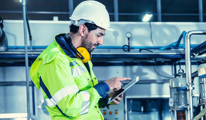 Mobile Endgeräte und Apps: Mobile Endgeräte bieten Industriemechanikern Support im Arbeitsalltag . Foto: stock.adobe.com/Quality Stock Arts