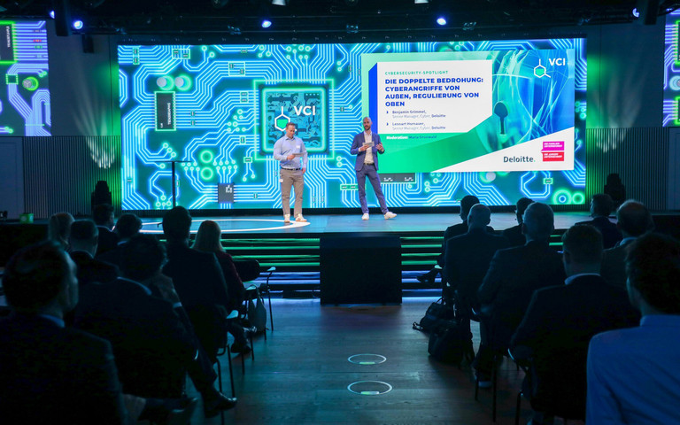 Die Cybersecurity-Experten Benjamin Grimmel (links) und Lennart Hornauer von der Unternehmensberatung Deloitte klärten auf dem VCI-Mittelstandstag 2025 in Düsseldorf über die Risiken auf.