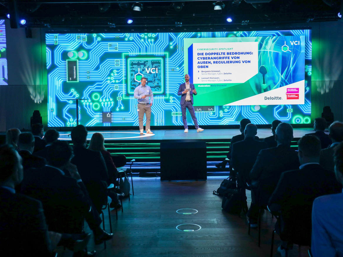 Die Cybersecurity-Experten Benjamin Grimmel (links) und Lennart Hornauer von der Unternehmensberatung Deloitte klärten auf dem VCI-Mittelstandstag 2025 in Düsseldorf über die Risiken auf.
