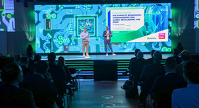 Die Cybersecurity-Experten Benjamin Grimmel (links) und Lennart Hornauer von der Unternehmensberatung Deloitte klärten auf dem VCI-Mittelstandstag 2025 in Düsseldorf über die Risiken auf.