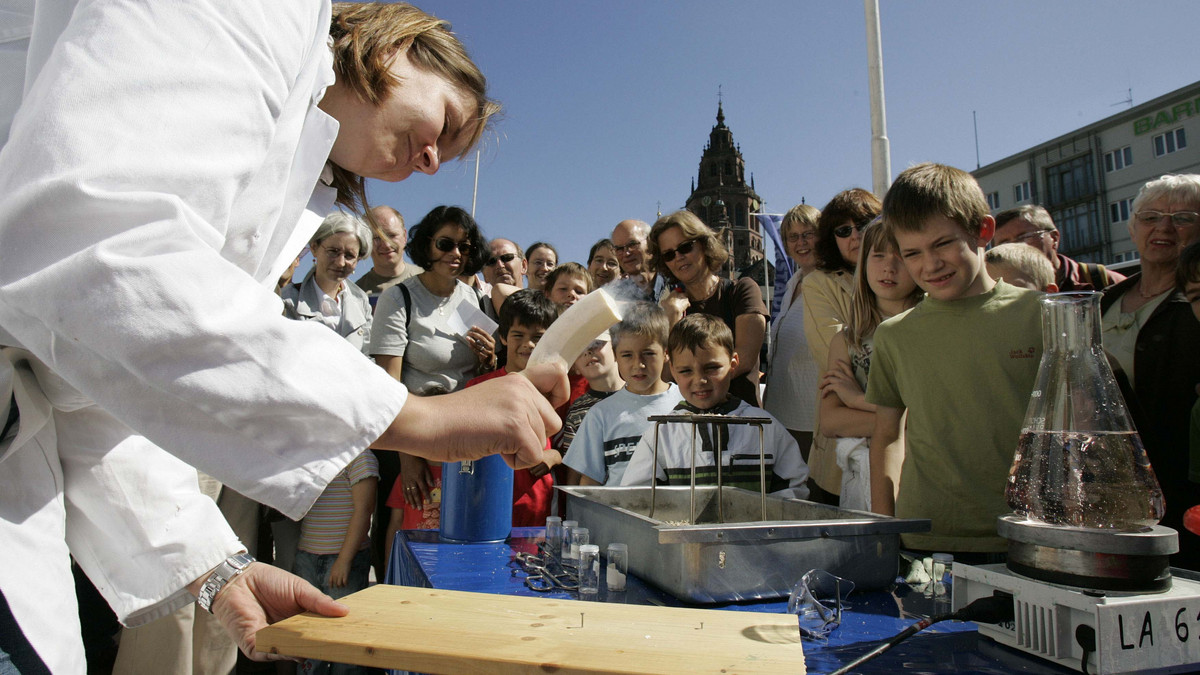 Event "Wissenschaft zum Anfassen" in der Mainzer Innenstadt mit Versuchsaufbau und großem Publikum. Foto: Landeshauptstadt Mainz