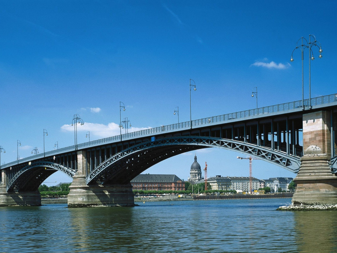 Theodor-Heuss-Brücke in Mainz bei strahlend blauem Himmel und Rheinwasser.