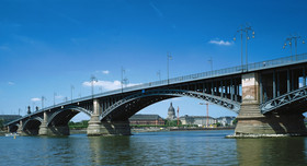 Theodor-Heuss-Brücke in Mainz bei strahlend blauem Himmel und Rheinwasser.