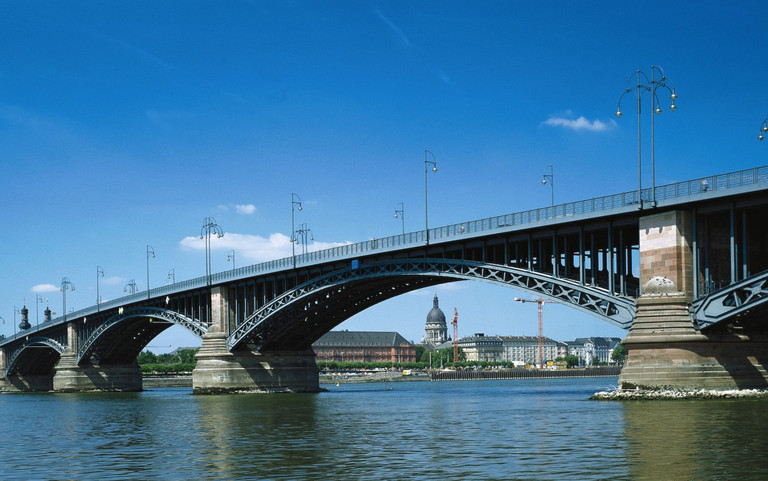 Theodor-Heuss-Brücke in Mainz bei strahlend blauem Himmel und Rheinwasser.