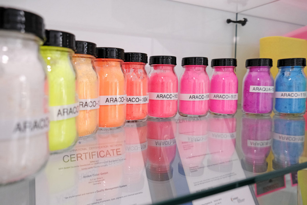 Aralon Color ummantelt Farbstoffe mit Kunststoff. (Foto: Florian Lang)