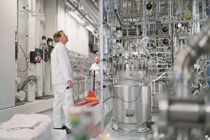  Im Biotechnikum:Schichtführer Stefan Elzer kontrolliert eine laufende Fermentation. Hier werden neue biotechnologische Verfahren getestet und bestehende Prozesse weiterentwickelt. Foto: BASF SE
