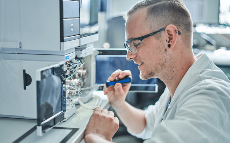 Mehr als 100 Millionen Euro AbbVie-Wissenschaftler im Labor. Foto: AbbVie