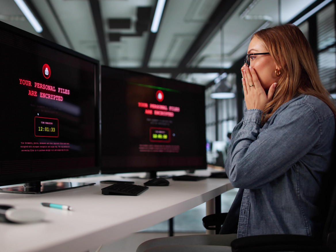 Die Mitarbeitern eines Unternehmens bekommt auf ihren Monitoren den Hinweis, dass ein Hacker Dateien verschlüsselt hat.