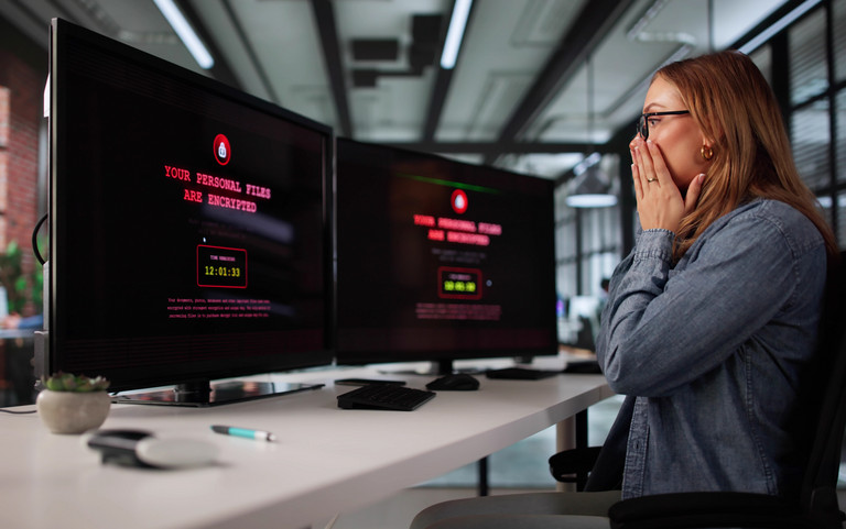 Die Mitarbeitern eines Unternehmens bekommt auf ihren Monitoren den Hinweis, dass ein Hacker Dateien verschlüsselt hat.