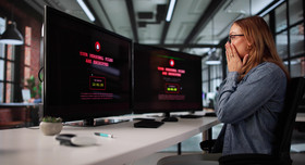 Die Mitarbeitern eines Unternehmens bekommt auf ihren Monitoren den Hinweis, dass ein Hacker Dateien verschlüsselt hat.