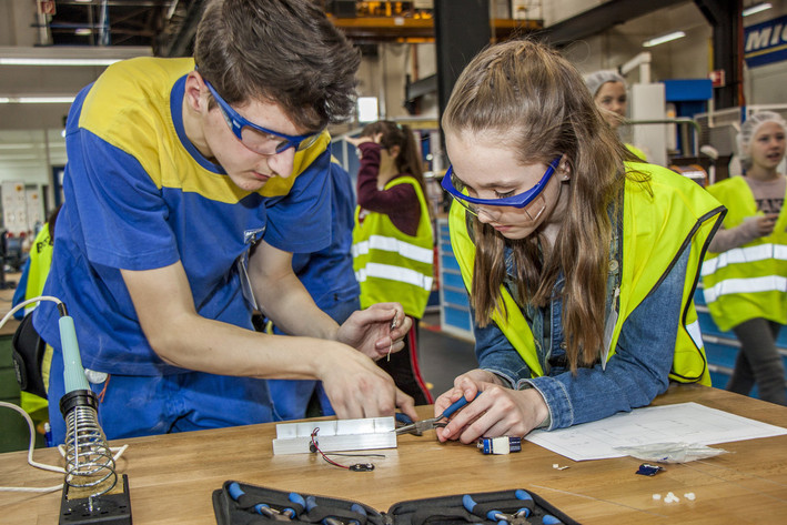 Besucher bei der Arbeit auf dem Girls' Day.