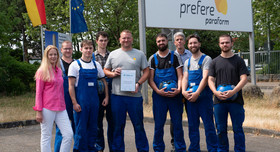 Geschäftsführer Andreas Schneider (3.v.r.), Ausbildungsleiter Sebastian Schweikhard (Mitte mit Urkunde) und Personalleiterin Petra Plantenberg freuen sich gemeinsam mit dem Ausbilder und den Auszubildenen über die Auszeichnung. Foto: Chemieverbände Rheinland-Pfalz