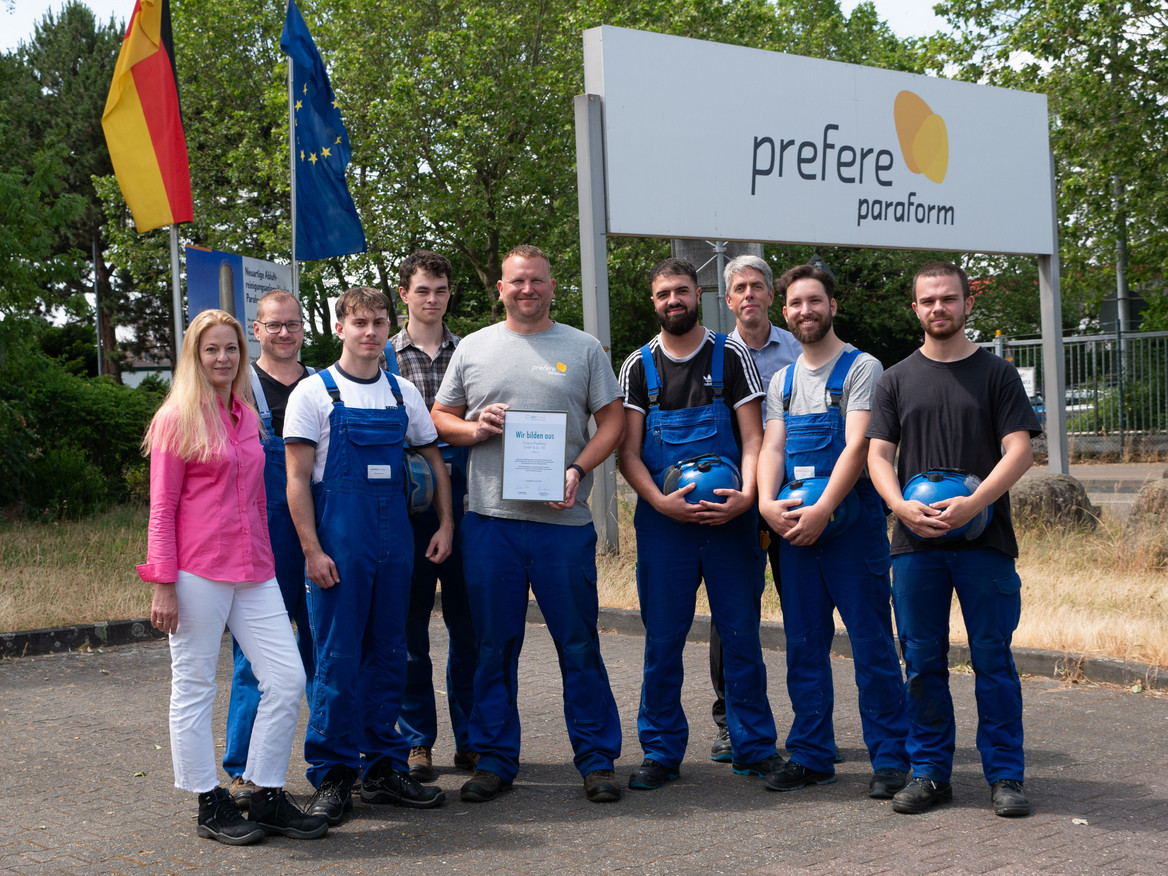 Geschäftsführer Andreas Schneider (3.v.r.), Ausbildungsleiter Sebastian Schweikhard (Mitte mit Urkunde) und Personalleiterin Petra Plantenberg freuen sich gemeinsam mit dem Ausbilder und den Auszubildenen über die Auszeichnung. Foto: Chemieverbände Rheinland-Pfalz