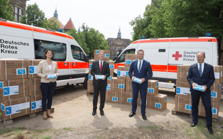 Bundesgesundheitsminister Jens Spahn, BASF-Chef Martin Brudermüller und Vertreter des Deutschen Roten Kreuzes