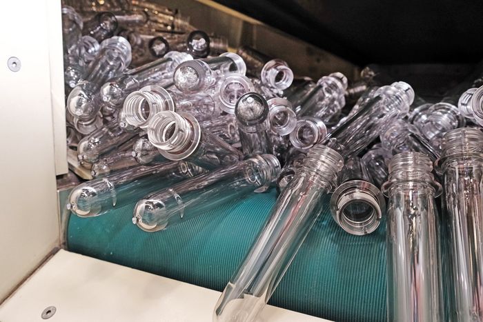 PET-Vorprodukt: Auf Spritzgussmaschinen entstehen die Preforms, die in Streckblasmaschinen zu PET-Flaschen werden. Foto: Wir. Hier./Florian Lang