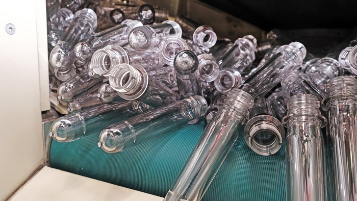 PET-Vorprodukt: Auf Spritzgussmaschinen entstehen die Preforms, die in Streckblasmaschinen zu PET-Flaschen werden. Foto: Wir.Hier./Florian Lang