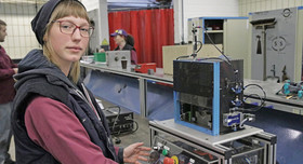 So arbeitet eine Elektroniker-Auszubildende