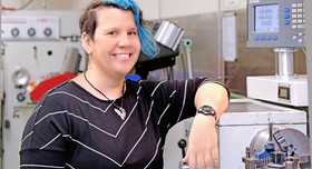 Ausbilderin Ingrid Schubert in der Lehrwerkstatt bei Boehringer Ingelheim. Foto: Florian Lang