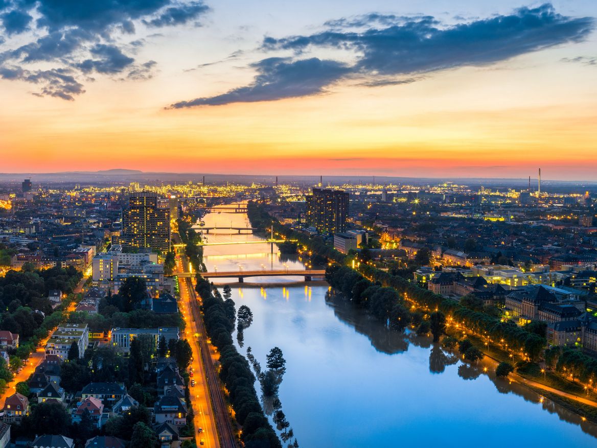 Blick auf Mannheim und Ludwigshafen bei Sonnenaufgang. Foto: Adobe Stock - eyetronic