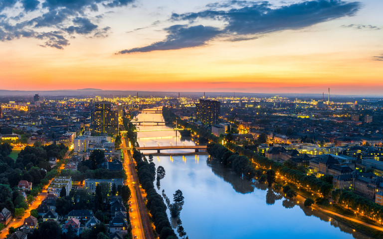 Blick auf Mannheim und Ludwigshafen bei Sonnenaufgang. Foto: Adobe Stock - eyetronic