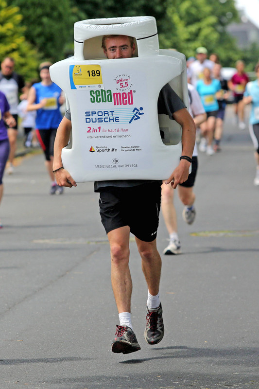 Marathon-Läufer im Kostüm einer Sebamed-Flasche