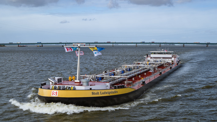 Gewappnet für Niedrigwasser: Seit April setzt die BASF die „Stolt Ludwigshafen“ ein. Foto: BASF