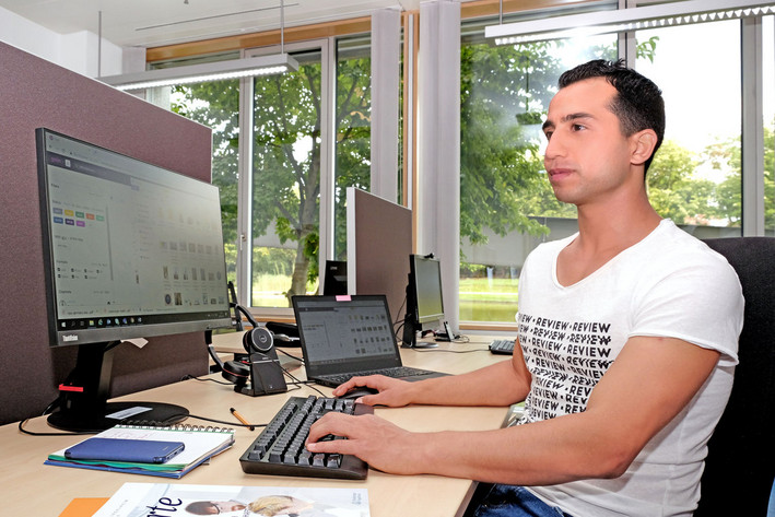 Flüchtling Anas Dababo an seinem Schreibtisch. Foto: Florian Lang