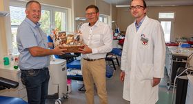 Alexander Carbol, ärztlicher Direktor des DRK-Blutspendedienstes, und sein Vorgänger Andreas Opitz bedanken sich bei Markus Lerge für seine 500. Thrombozyten-Spende (v. r. n. l.). Foto: Ulrike Dalheimer/Michelin