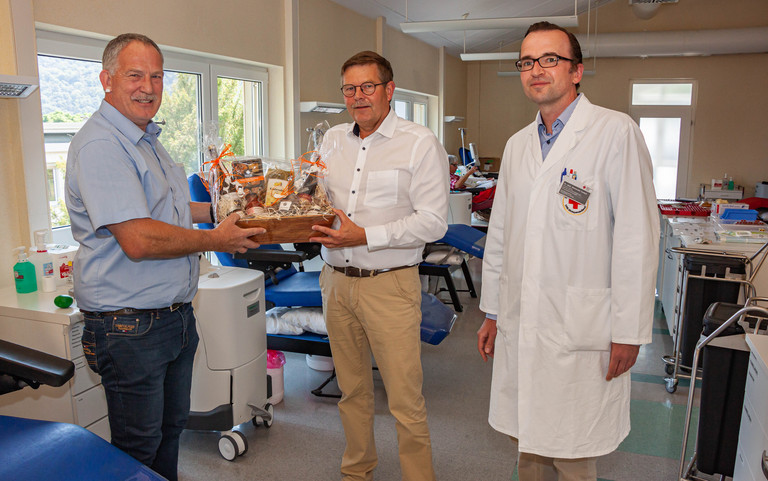 Alexander Carbol, ärztlicher Direktor des DRK-Blutspendedienstes, und sein Vorgänger Andreas Opitz bedanken sich bei Markus Lerge für seine 500. Thrombozyten-Spende (v. r. n. l.). Foto: Ulrike Dalheimer/Michelin