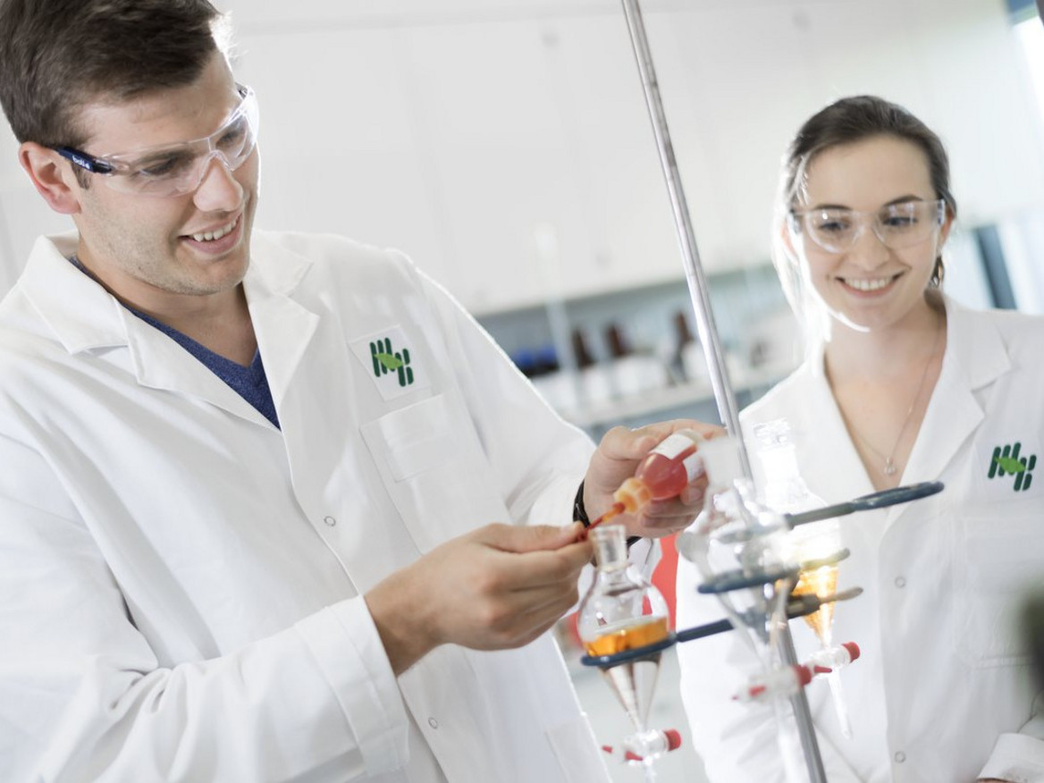 Die Chemielaboranten Stephanie Schneider und Patrick Henk. Foto: Finzelberg