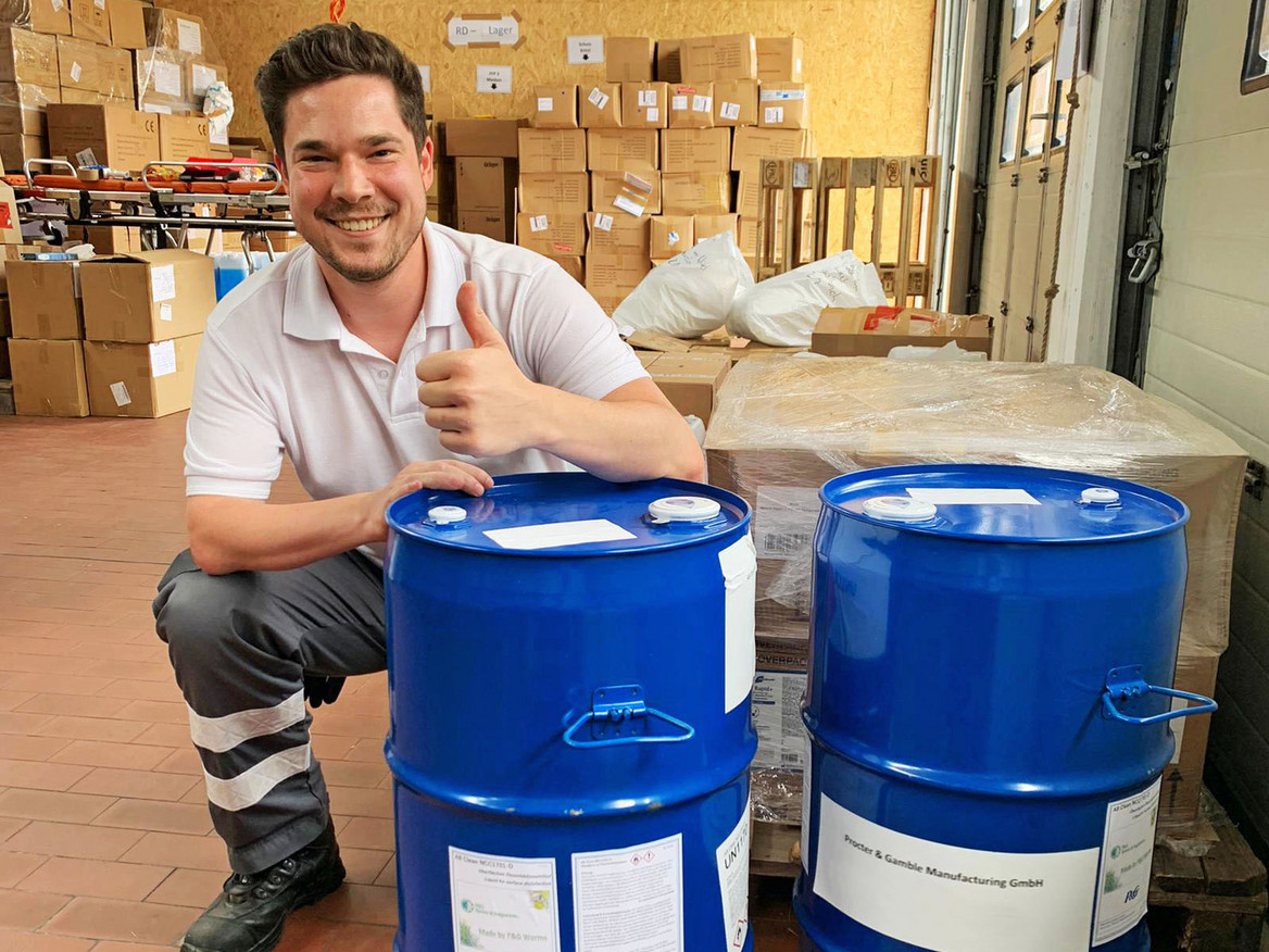 Beschenkt: Das DRK Morsbach freut sich über Desinfektionsmittelspenden. Foto: Werk