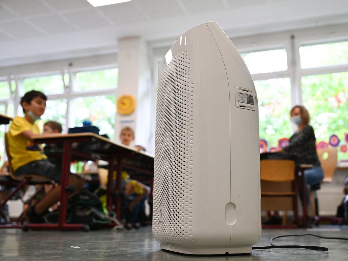 Foto eines Luftfilters im Klassenraum. Foto: picture alliance/dpa/Arne Dedert