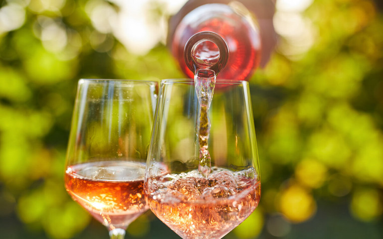 Anders als das Original Zwei Gläser mit Rosé-Wein
