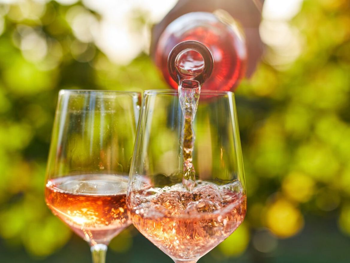Zwei Gläser mit Rosé-Wein