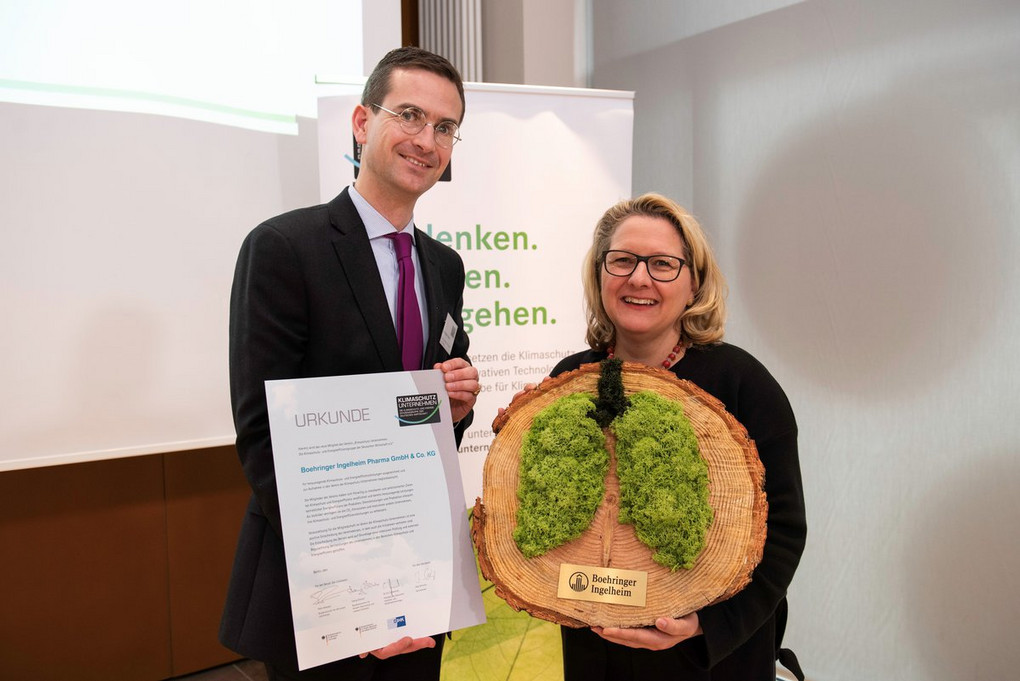 Glückwunsch: Umweltministerin Svenja Schulze zeichnet Boehringer Ingelheim mit einer Urkunde für seinen Klimaschutz aus. Foto: Boehringer Ingelheim