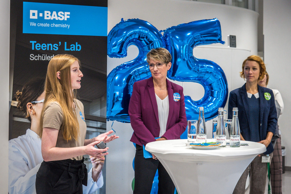 BASF Mitarbeiterin Kim Reis berichtet wie sie in den Teens‘ Labs ihre Leidenschaft für Forschung entdeckt hat. Heute arbeitet sie bei BASF als Chemietechnikerin im Labor. Foto: BASF