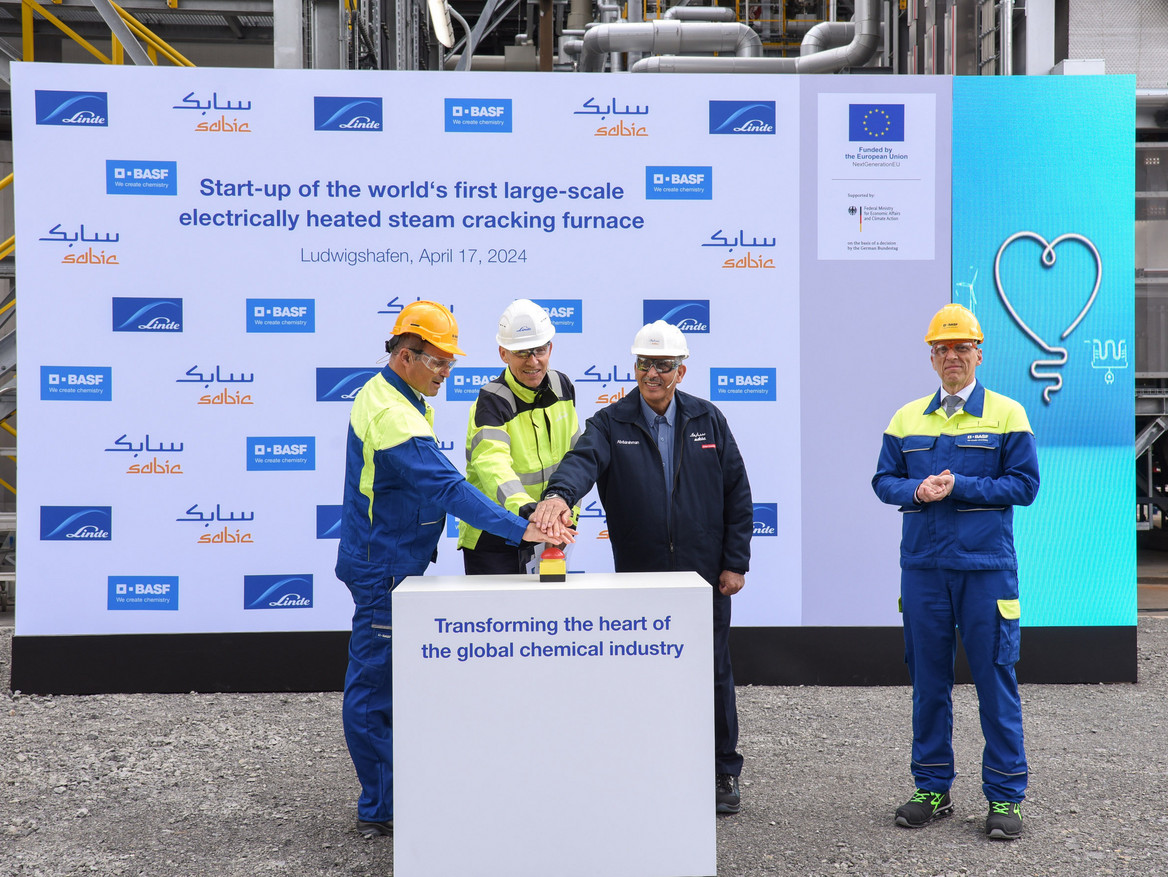 Martin Brudermüller, Vorstandsvorsitzender der BASF SE; Jürgen Nowicki, CEO von Linde Engineering; Abdulrahman Al-Fageeh, CEO von SABIC und Dr. Stephan Kothrade, Mitglied des Vorstands der BASF SE. Foto: BASF