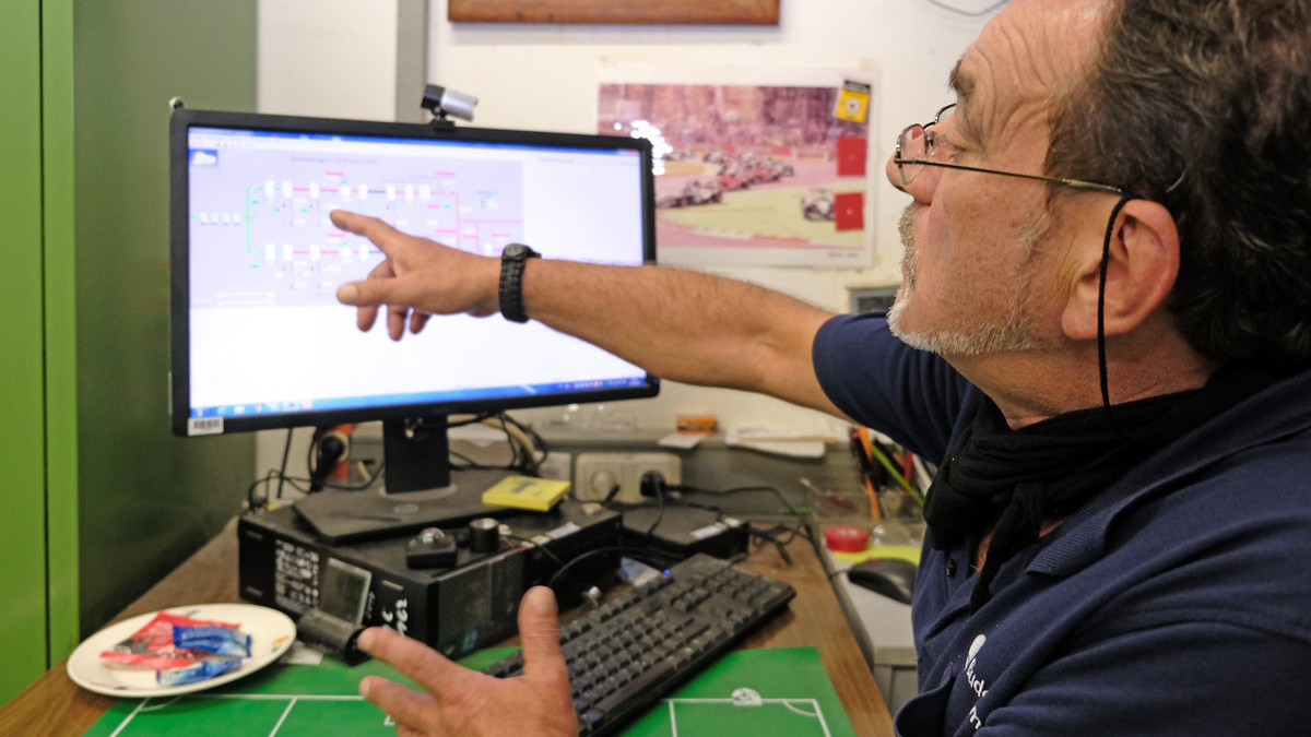 Am Computer recherchiert Wolfgang Wilke nach Ersatzteilen oder kniffeligen Handwerksarbeiten. Foto: Wir.Hier. / Florian Lang