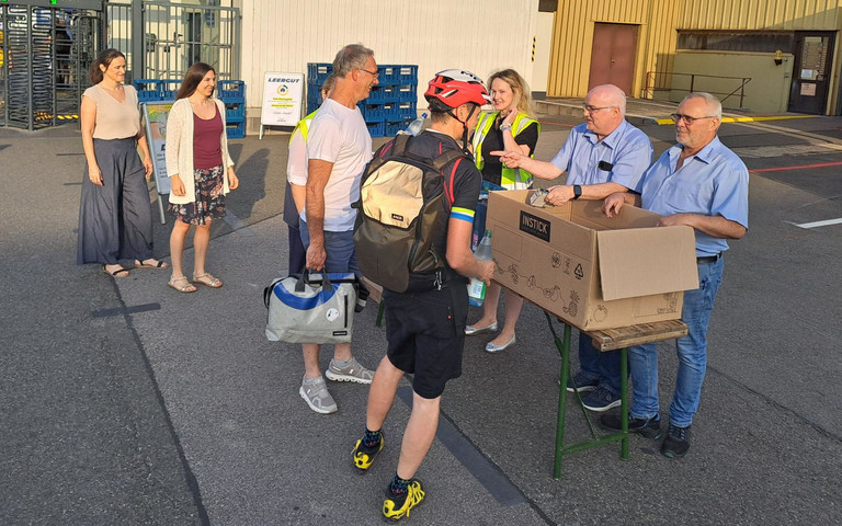 Auf dem Werkgelände von Michelin in Bad Kreuznach holen sich Kollegen an einem Stand kühle Getränke ab. 