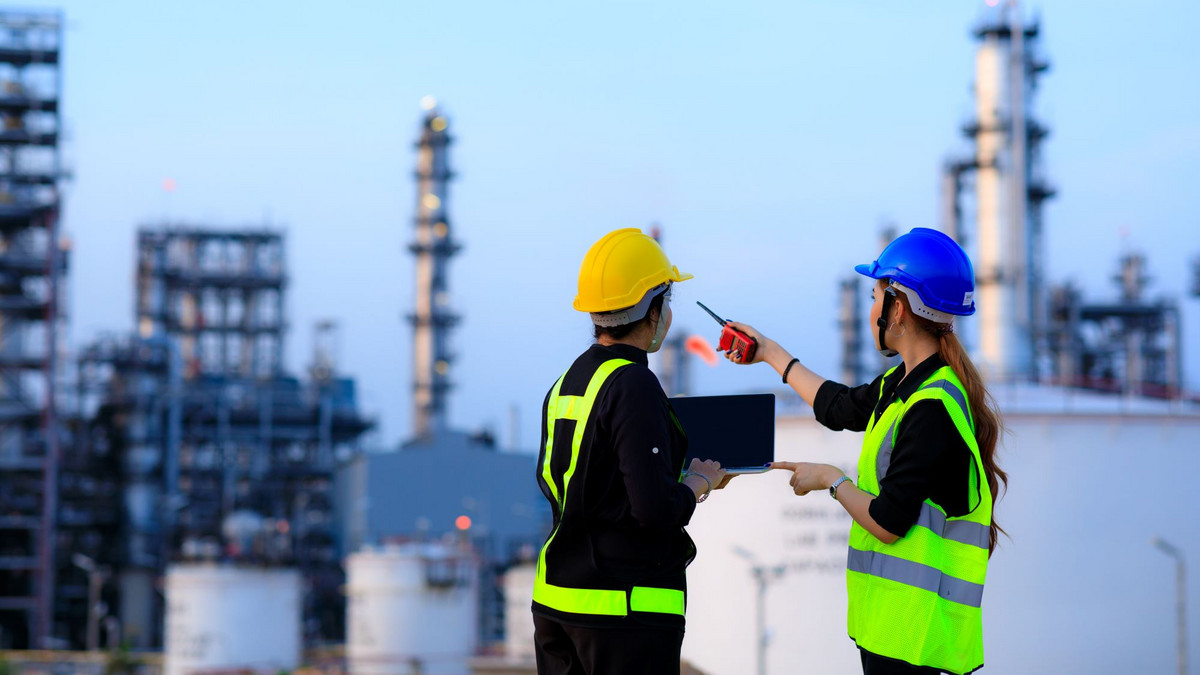 Zwei Chemie-Fachkräfte beim Kontrollgang über die Anlage. Foto: sutthichai - stock.adobe.com