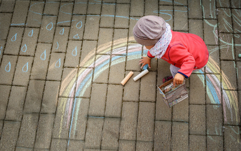 Beliebtes Kinderspiel: Malkreide mit dem Weißpigment Titandioxid droht ein Verbot.