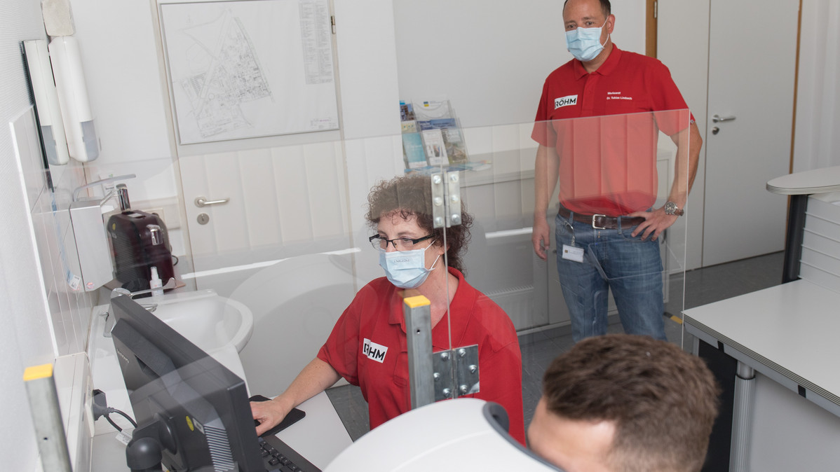 Alles sicher: Trennscheiben aus Plexiglas schützen jetzt die Teilnehmer bei einer routinemäßigen Augenuntersuchung. Foto: Wir.Hier. / Marcel Hasübert