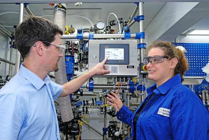 Wertvolle Tipps: Im Ausbildungslabor übt Ausbildungsreferent Bernhard Schmitz mit den Nachwuchs-­Chemikanten. Foto: Florian Lang