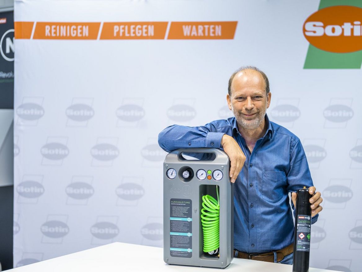 Sotin-Chef Thomas Schroeder mit dem Gefäßfüllsystem eco-N2. Foto: Jan Hosan