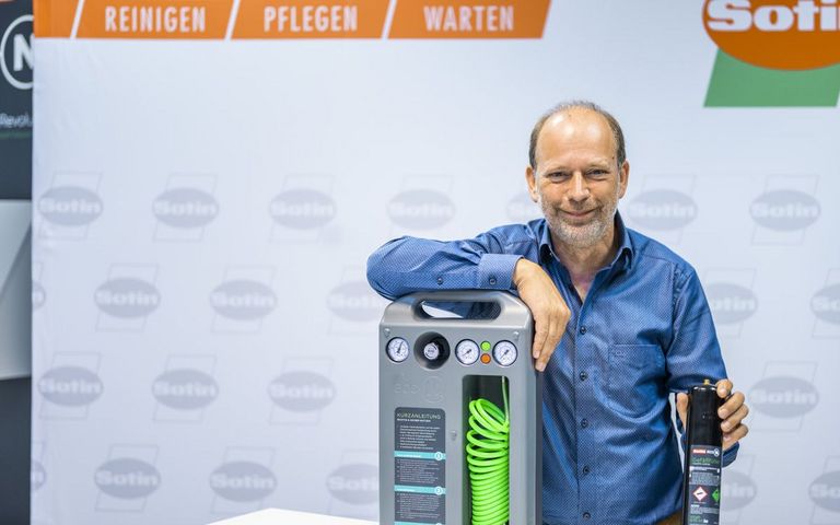 Sotin-Chef Thomas Schroeder mit dem Gefäßfüllsystem eco-N2. Foto: Jan Hosan