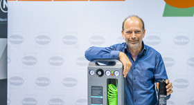 Sotin-Chef Thomas Schroeder mit dem Gefäßfüllsystem eco-N2. Foto: Jan Hosan