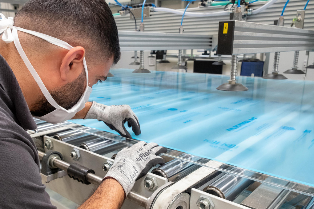 Begehrter Spuckschutz: Röhm-Mitarbeiter in der Produktion von Plexiglas-Platten. Foto: Röhm