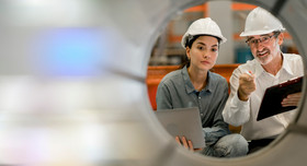 Gut ist, wenn Jüngere nachrücken Eine junge Ingenieurin und ein älterer Kollege bei der Prüfung von Industrieanlagen.