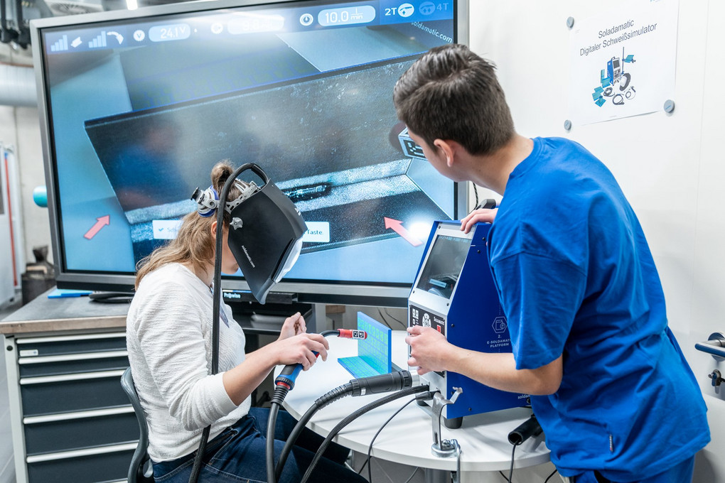 Gefahrlos ausprobieren: Auszubildende bei Freudenberg schweißen erst einmal virtuell. Foto: Freudenberg