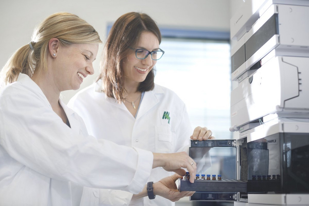 Vollautomatisch: Der Sampler stellt die Proben zur Analyse bereit. Foto: Finzelberg